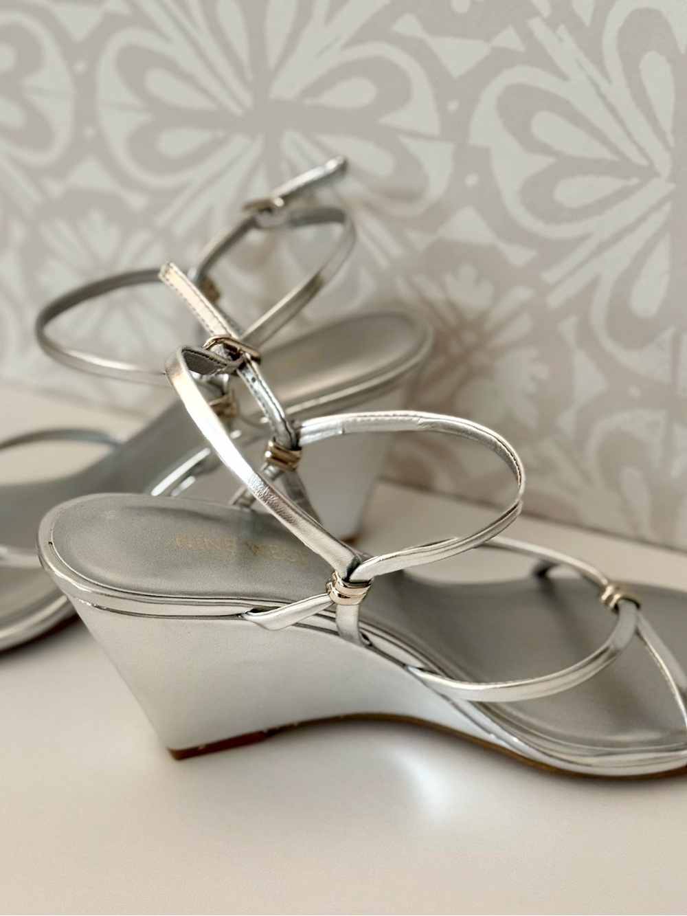 Nine West Deklyn Faux Leather Wedge Sandals โ Silver โ Size 7.5 โ Brand New